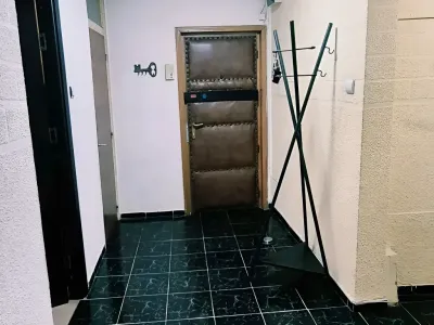 hol lung cu gresie vanzare cumparare apartament Sector 5 București